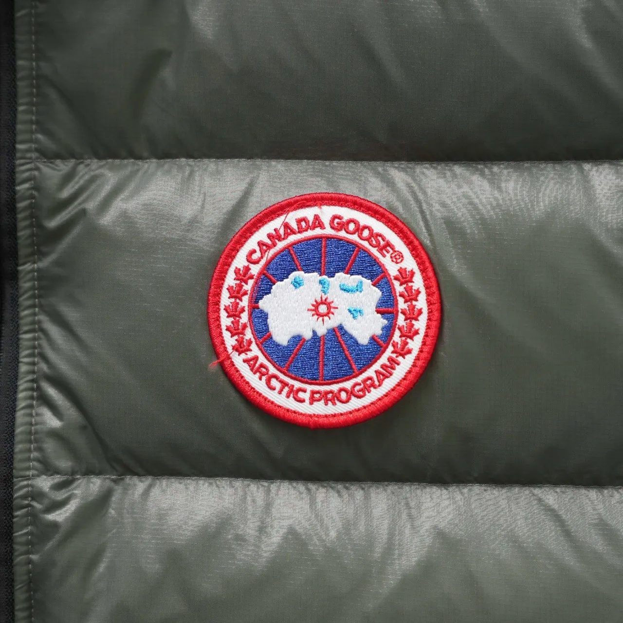 P480 top version Canadian brand vest new model Canada Goose has always been recognized as the warmest down jacket. Various Instagram celebrities, Internet celebrities, and celebrities often wear it for street photos. I make Canada Goose every year, but I still can’t get rid of my love for it. No matter how cold the days are, there is no need to be afraid, because there is! Filled with 90% white duck down, it is the legendary warmest down jacket and is known as a must-have for Arctic outdoor sports! The most popular down jacket in the world, celebrities are rushing to buy it, it is a must-have! Same style for men and women Size: xs ~ xxl